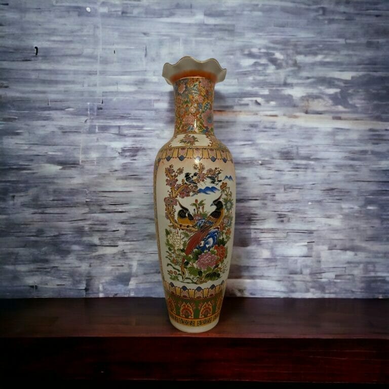 Eine Vase steht auf einem Tisch neben einer Wand.