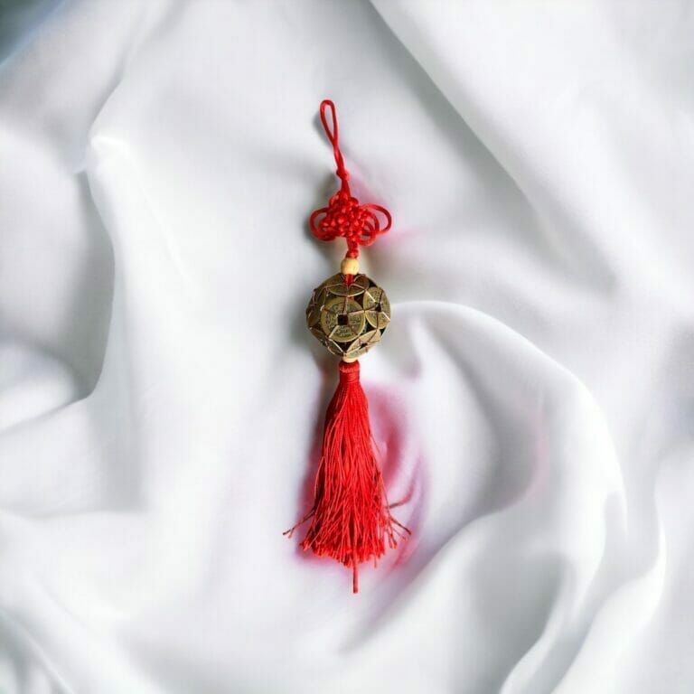 Eine rote Quaste, die an einem weißen Tuch hängt.