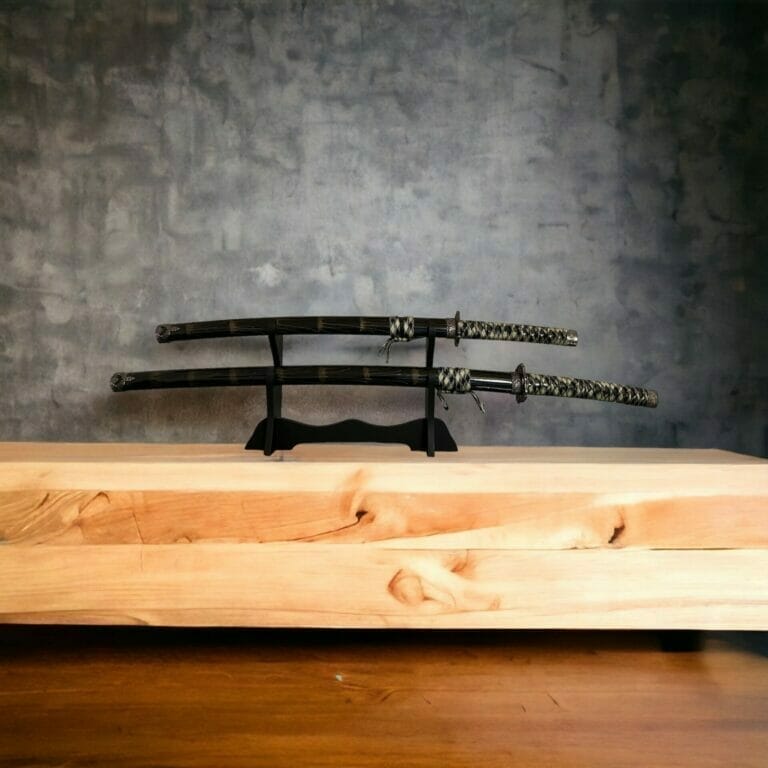 Zwei Samuraischwerter auf einem Holztisch als Symbol für PRESSEBERICHTE