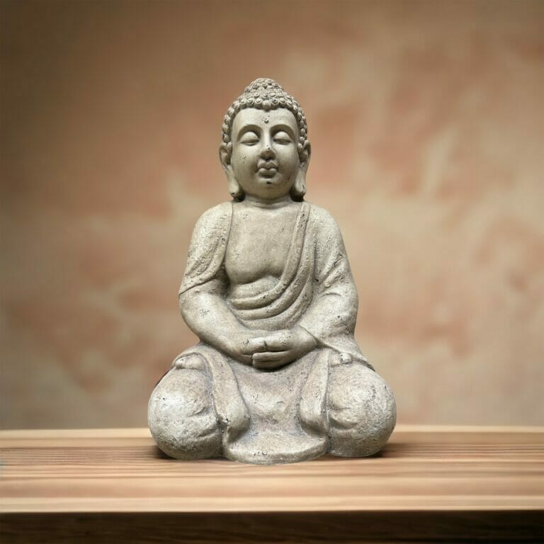 Eine Buddha-Statue, die auf einem Holztisch sitzt.