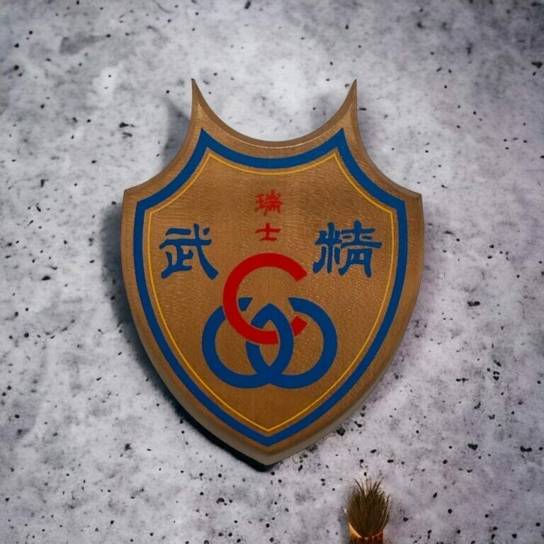Ein chinesischer Schild mit einem Pinsel daneben.