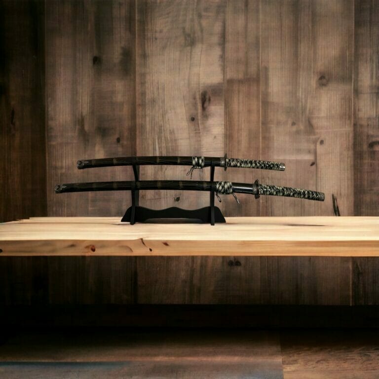 Zwei Samurai Schwerter auf einem Holztisch als Symbol für Presseberichte
