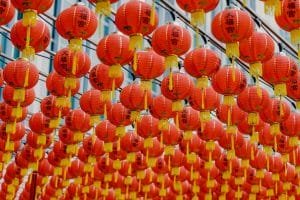 Chinesisches Neujahr mit Laternen, die hängen an einer Stange in Hongkong.