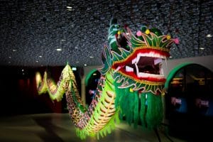 Chinesischer Drache in der Lobby eines Gebäudes bei der Weihnachtsfeier